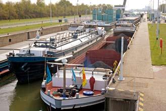 Bij de sluis van Terneuzen Goede ervaringen met reserveringslijst voor binnenvaart Sinds half mei kunnen binnenvaartschippers een plekje reserveren voor het schutten van 6.