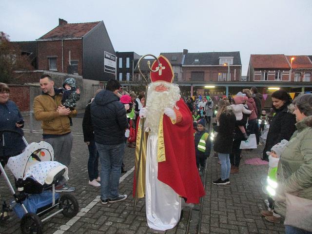 Bezoek van Sinterklaas op de Hoevensebaan Joepie, de Sint was weer in t land en zoals elk jaar had hij een bezoekje aan ons schooltje