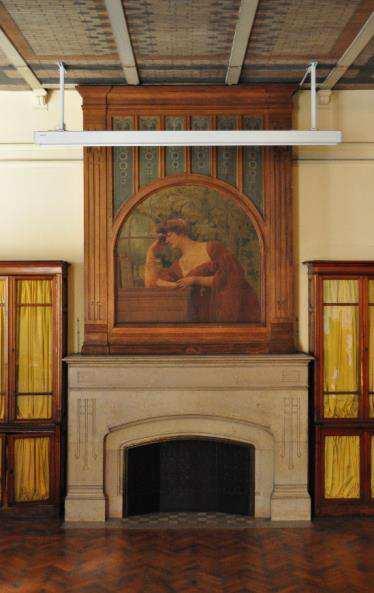 Schoorsteenboezems versierd met gemaroufleerde doeken gesigneerd Privat Livemont / 1907 ; ze stellen elk een lezende vrouw voor, de ene als symbool van de