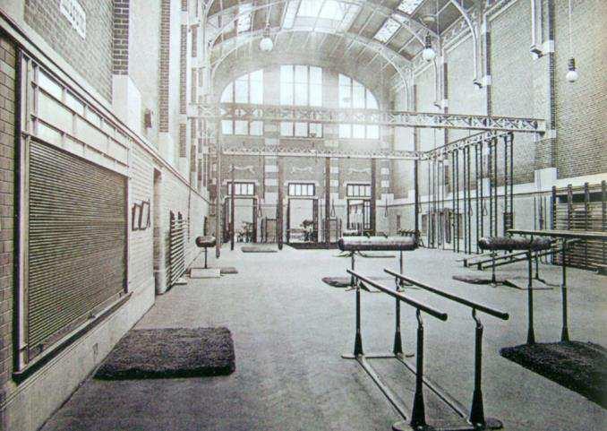 Josaphatstraat 241, gymnastiekzaal, binnenzicht (L Emulation, 1907, pl. 54). Voormalige nijverheidsschool, thans Institut Frans Fischer Gevel Monumentale gevel van twee bouwlagen in Euvillesteen.
