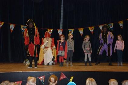 s Ochtends werd de Sint onder veel gezang op het schoolplein welkom