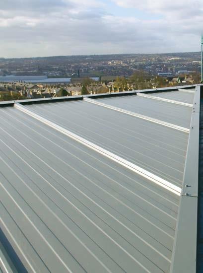 / Metallic / Diamond) Hellende daken van 1,5º of meer na doorbuiging en gebogen daken met een minimumradius van 150 m (LPC) Tot 29 m 1000 mm Afhankelijk van projectspecifieke beoordeling Optioneel FM