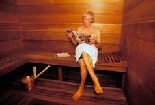 HET GROTE VERSCHIL Een klassieke sauna warmt de omgeving op, de saunacabine dus. De temperatuur wordt opgedreven tot ongeveer 90. Om die hitte draaglijk te maken, wordt er water verdampt.