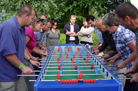 Mega tafelvoetbalspel Huur de drie meter lange mega voetbaltafel en u heeft een echt succesnummer op uw evenement!