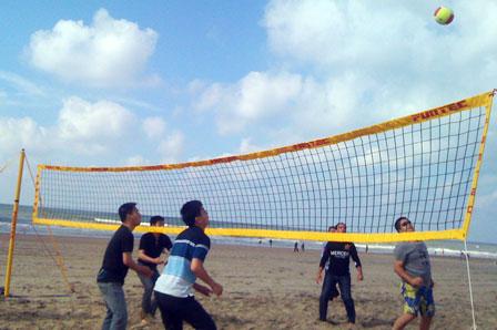 Beach Volleybal Beachvolleybal! Samen met de voeten in het zand in de grootste zandbak van Nederland!