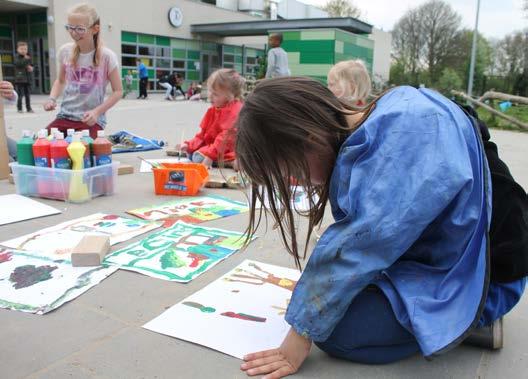 voorbereidingstijd 15 minuten Lestijd 45-60 minuten beeldende vorming BLADNERVEN groep 1-2 Lesdoel De leerlingen leren verschillende soorten en vormen bladeren vinden en herkennen.