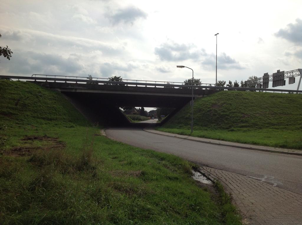 Ter plaatse van de extra stroken langs de A1 aanvullende voorzieningen treffen om het doorzicht en de openheid te behouden door het breder uitlopen van de onderdoorgang.