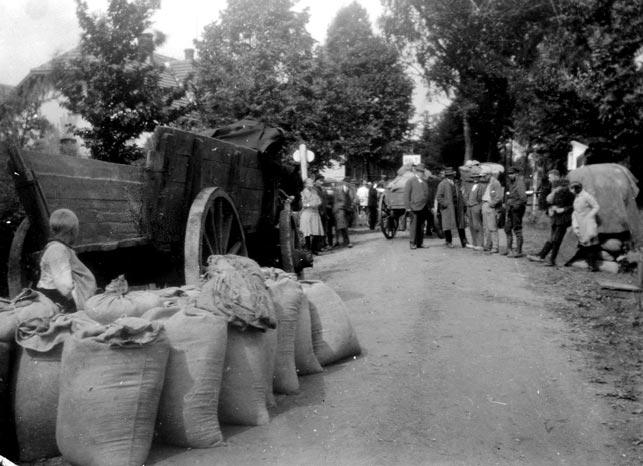 Aan de grens Begin jaren dertig was er een levendige grenshandel met Duitsland. Het graan werd o.a. ingevoerd bij de grens in Kotten (Holtstegge) en weer uitgevoerd aan de grens in Huppel (Knuver).