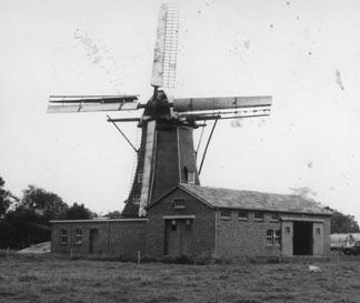 4) In 1975 heeft er een grote verbouwing plaatsgevonden Er is toen een machinetoren gebouwd waarin alle machines ondergebracht konden worden.