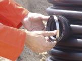 Stap 2. Plaats de DYKAMAX inspectieput waterpas. Stap 3. Monteer de leidingen met behulp van steekmoffen aan de spie-einden van de put.