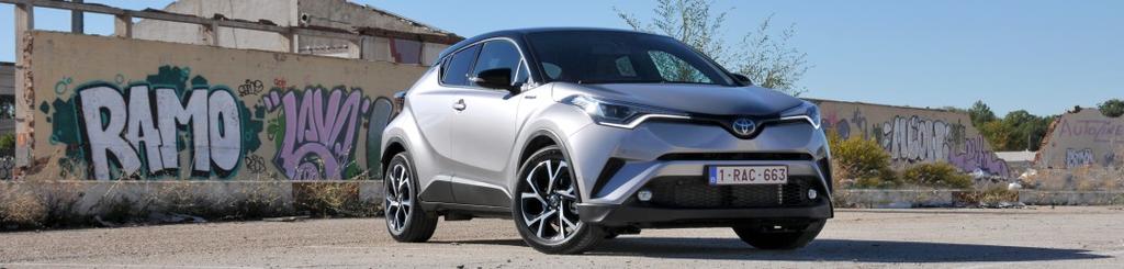 Toyota C-HR Ruwe bolster, blanke pit Test Ze zijn razend populair: "crossovers". Een "crossover" is een mix van een terreinwagen en een ander model auto. Meestal is die andere wagen een personenwagen.