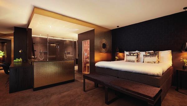Een comfort kamer (34 m²) is voorzien van een badkamer met inloop rainshower en toilet in de badkamer.