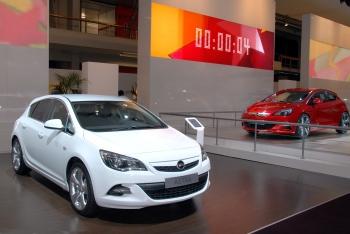 Ter gelegenheid van de introductie van de elektrische Ampera, deelt Opel onder de bezoekers snoepjes uit die "elektrisch" tintelen op de tong.