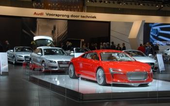 zogenaamde "conceptcars" mee, om de bezoeker een blik in de toekomst te gunnen. Zo werkt ook Audi aan hybride-aandrijving en is de "A8 Hybrid Concept" op de stand te zien.
