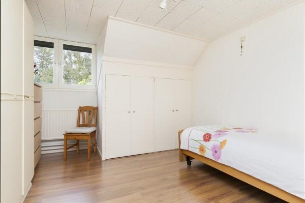 Slaapkamer II is afgewerkt met een laminaat vloer, stucwerk wanden en een panelen plafond.