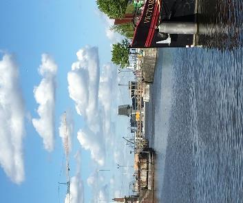 Om kwart voor één zijn we bij de Siberia brug en de London brug draait niet eerder dan twee uur,