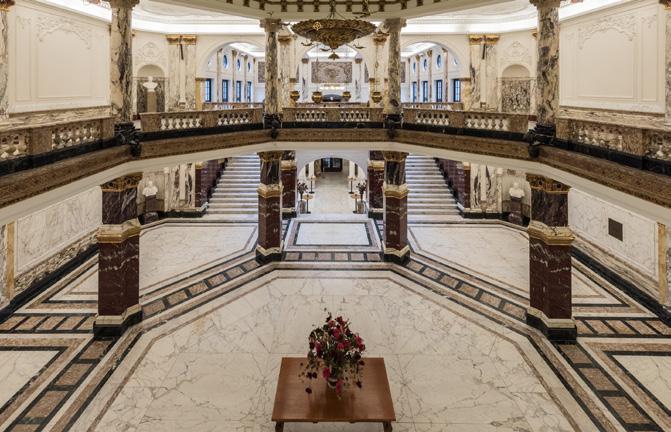 In de hal zijn twaalf bijzondere marmersoorten verwerkt uit Toscane, Italië. Zowel de vloer, de pilaren als de trappen zijn ermee bekleed.