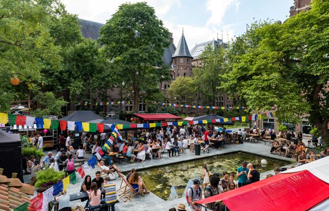 BINNENTUIN Gelegen tussen het grote terras van De Tropen en de congreslocatie vindt u onze sprookjesachtige binnentuin met uitzicht op het groene Oosterpark.