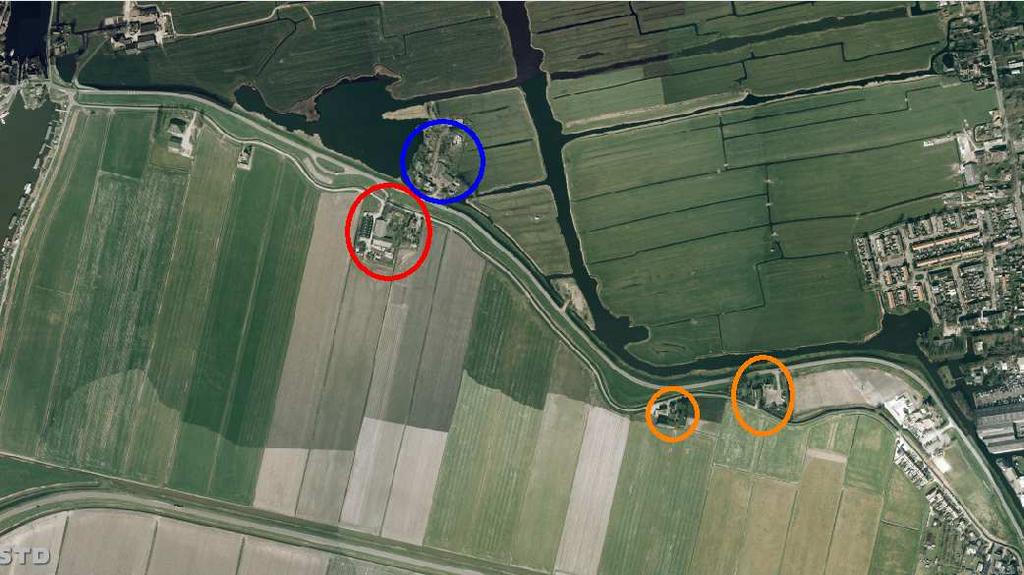 De Overtoom in 2002 met rood omcirkeld de boerderij Veldweg 279-281 en 287, blauw omcirkeld de boerderij Overtoom 170 en ter oriëntatie oranje omcirkeld de boerderijen van de familie Heermans op