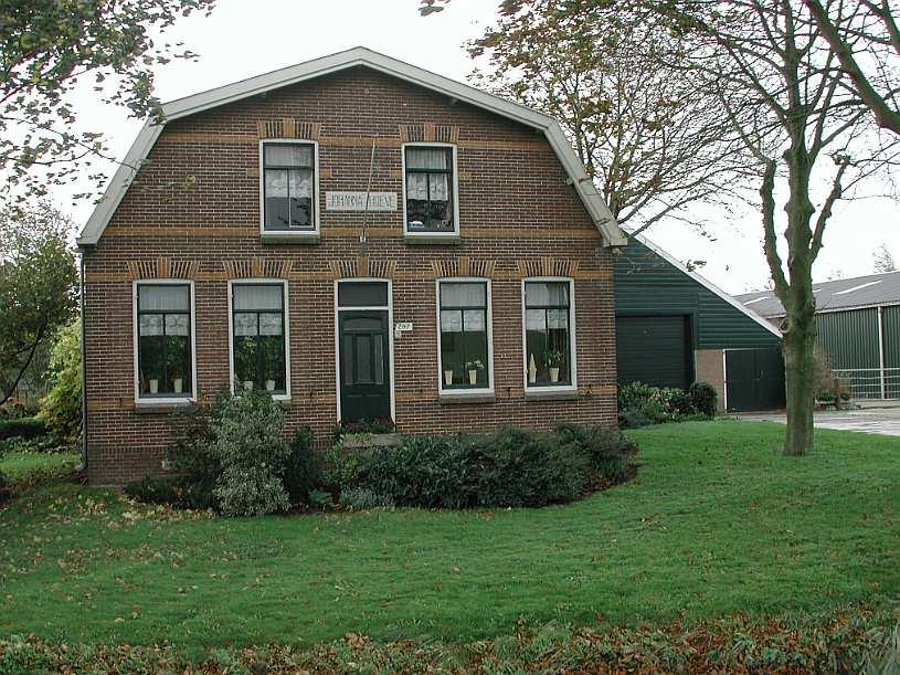 verhuisden ze als pachtboer naar de Veldweg in Westzaan. De boerderij kreeg tijdens hun bewoning de naam de Johannahoeve, vernoemd naar dochter Johanna Hoogmoed, geboren in 1892 in Assendelft.