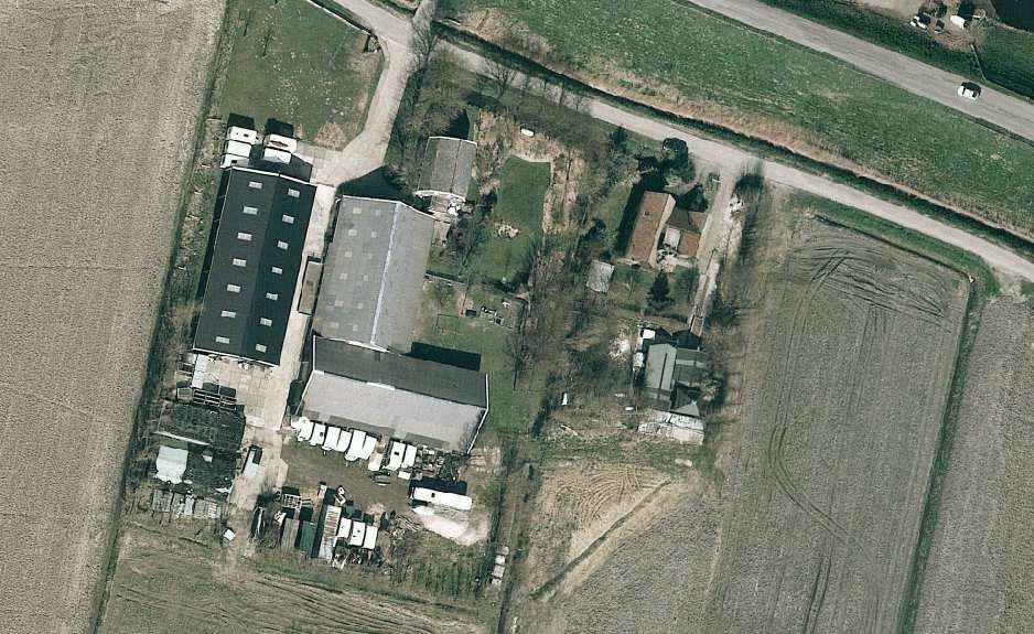 De boerderij Veldweg 281 en 287-289 anno 2002. Rechts met het rode dak Veldweg 279-281, meer naar links voor de schuur Veldweg 287. ZaanAtlas.