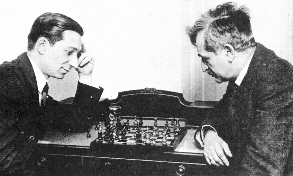 De beide Laskers. Links Edward, rechts Emanuel. Hij bleef tot op hoge leeftijd actief op het schaakbord, maar alleen op amateurbasis.