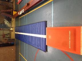 Activiteit 9. Verspringen sticky-note Plaats een springplank met daarachter een lange mat. Naast de lange mat plaats je banken.
