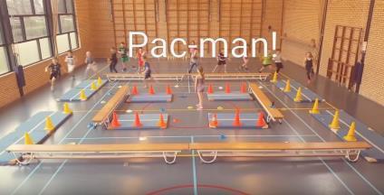 Activiteit 27. Pacman Er is één tikker, de andere kinderen zijn pacman. Ze moeten door het doolhof heen rennen en zoveel mogelijk hoedjes verzamelen.