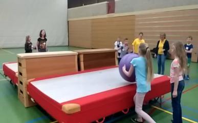 Activiteit 28. Levend ping-pong Je speelt rondom de tafel (ping-pong), alleen dan met een grote gymbal.