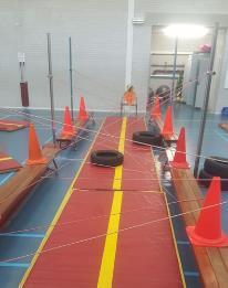 Activiteit 29. Laserparcours Leg de lange mat uit als een baan en maak met touwen en toverkoorden laserstralen. De kinderen moeten door het parcours zonder de lasers aan te raken.