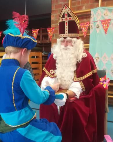 Op 5 december kwam Sinterklaas met zijn 2 Pieten op een duofiets op onze school. Alle kinderen hebben de Sint ontmoet en hebben zich van hun beste kant laten zien.