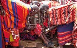 En na afloop lopen de nomadenmeisjes door een ereboog: daarmee heet de gemeenschap hen welkom als vrouwen. Deze mooie rituelen zijn voor de Masai erg belangrijk.