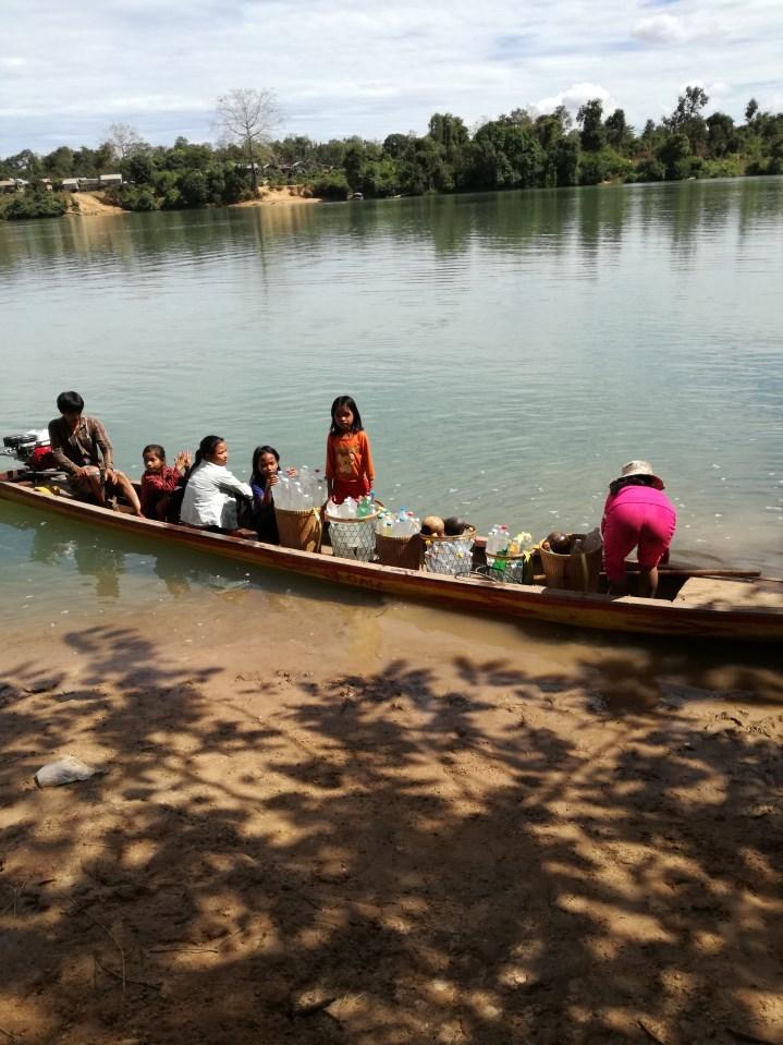 Dorpsmeisjes halen (drink)water uit een gat in de grond en brengen ze naar hun dorp aan de overkant van de rivier.