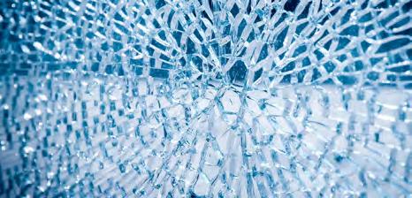 Glas is een uiterst breekbaar materiaal. Wanneer het breekt, versplintert het meestal, wat zware verwondingen tot gevolg kan hebben.