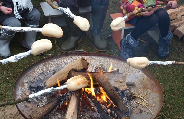 Vanaf 18.15 uur zal de ouderraad op het schoolplein zorgen voor een lekker hapje en warm drankje. Dus heb je zin in gezelligheid? Zorg dan dat je er op tijd bent! Om 18.