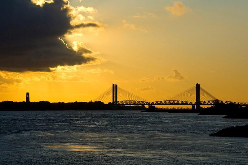 Eind oktober reed ik over de Martinus Nijhoffbrug, bij Zaltbommel, altijd een bijzonder moment, met dit, zijn gedicht in gedachten.