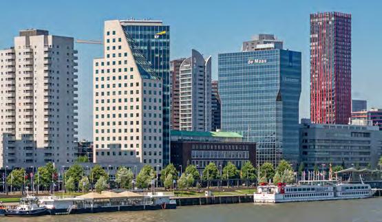 Aan een levendige promenade met een rijke geschiedenis Tussen de Leuvehaven en de Oude Haven in Rotterdam is al in 1615 een wandelpromenade aangelegd met aan beide zijden lange rijen Lindebomen: de