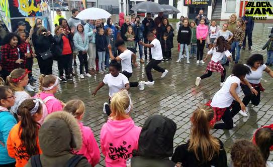 activiteiten, workshops, optredens, een open podium en nog veel meer zoals op bijgaande foto s te zien is.