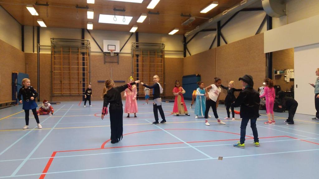 Groep 4 Verkleed gymmen! Na de voorjaarsvakantie gaat groep 4 weer op dinsdag gymmen, van 10.00 uur tot 10.45 uur! Rekentips: Maak kaartjes van tafelsommen en kaartjes van de antwoorden.