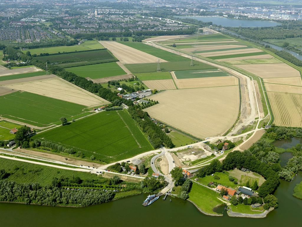 VOORWOORD In de afgelopen jaren lag de nadruk in Dordrecht en omgeving op het omvormen van landbouw naar natuur- en recreatiegebieden. Nu is het tijd om naar de toekomst te kijken.