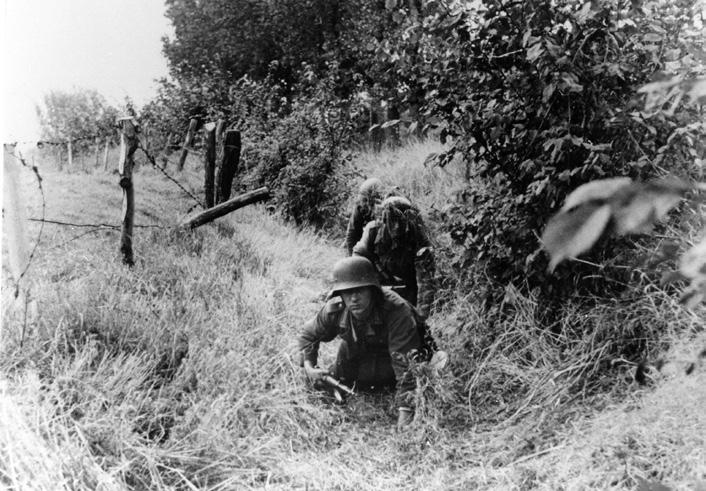 Slagveld De Heuvel, oord van blijvende herinnering Beknopte kroniek september 1944 - april 1945 Met Operatie Market Garden in september 1944 ontstond een front in de Betuwe.