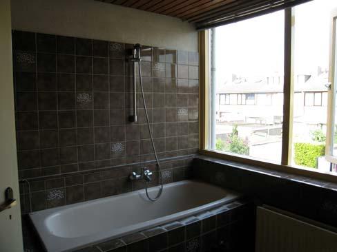 Badkamer: Ruime volledig betegelde badkamer (voorheen slaapkamer) gelegen aan de achterzijde en