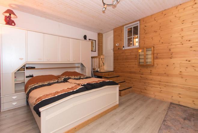 Slaapkamer I Vloerafwerking: laminaat Wandafwerking: hout / sauswerk Plafondafwerking: hout