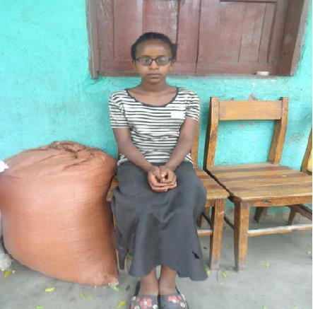 Enkele van de geholpen kinderen Betelhem is 13 jaar oud. Haar vader is een dagloner en is afhankelijk van het werk wat er dagelijks aangeboden wordt.
