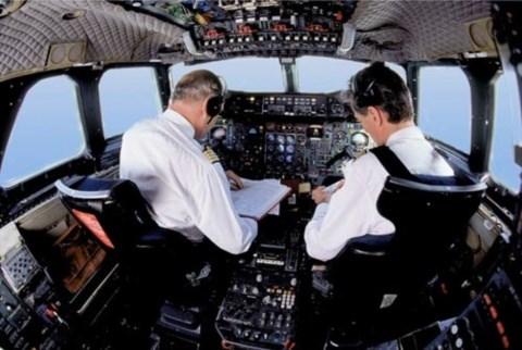 Piloten Een uur voor het vertrek van het vliegtuig komt de bemanning aan boord. De twee piloten zijn de gezagvoerder (captain) en de eerste officier (co-piloot).