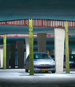 Een grote betonbalk die als scheidingswand tussen de gelijkvloerse woningen dient, laat toe om zo verder op te bouwen. bergruimte techn. parking 125 pl. 5500 6125 45095 techn. fietsberging 195 pl.