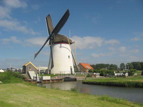 De molen is een Arabische uitvinding die via Griekenland in Europa en in Nederland terecht is gekomen. Afb.