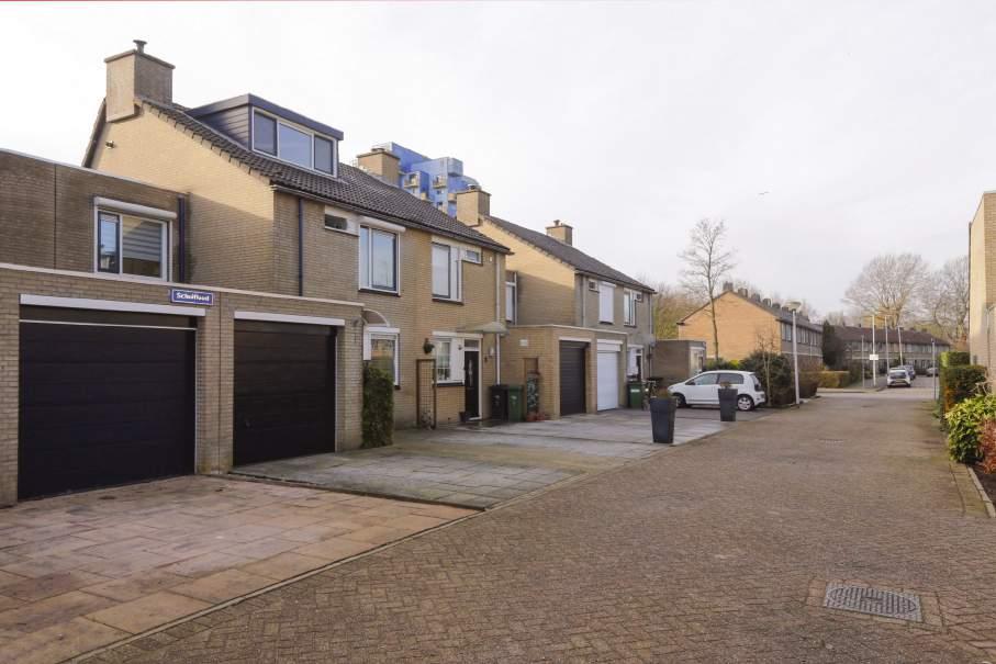 Deze royale en keurig onderhouden geschakelde 2/1 kap woning met inpandige garage is gelegen aan een brede singel in een gezellig en rustig hofje in de geliefde en groene woonwijk Zalmplaat.