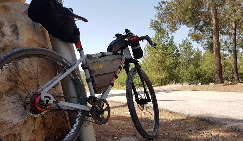 De Santos van: Gunther Desmedt Bikepacking Hero Cross Lite Een multifunctionele gravelracer Echte Bikepacker Voor- en achterdrager mogelijk Gunthers configuratie: Maat L, aluminium frame Enve carbon