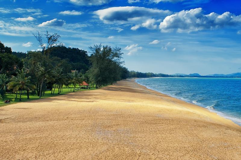 Verder kun je ook gaan wandelen in de dichte jungles die het grootste deel van het eiland bedekken. De koraalriffen in de omgeving van Pulau Perhentian zijn van uitzonderlijke kwaliteit.